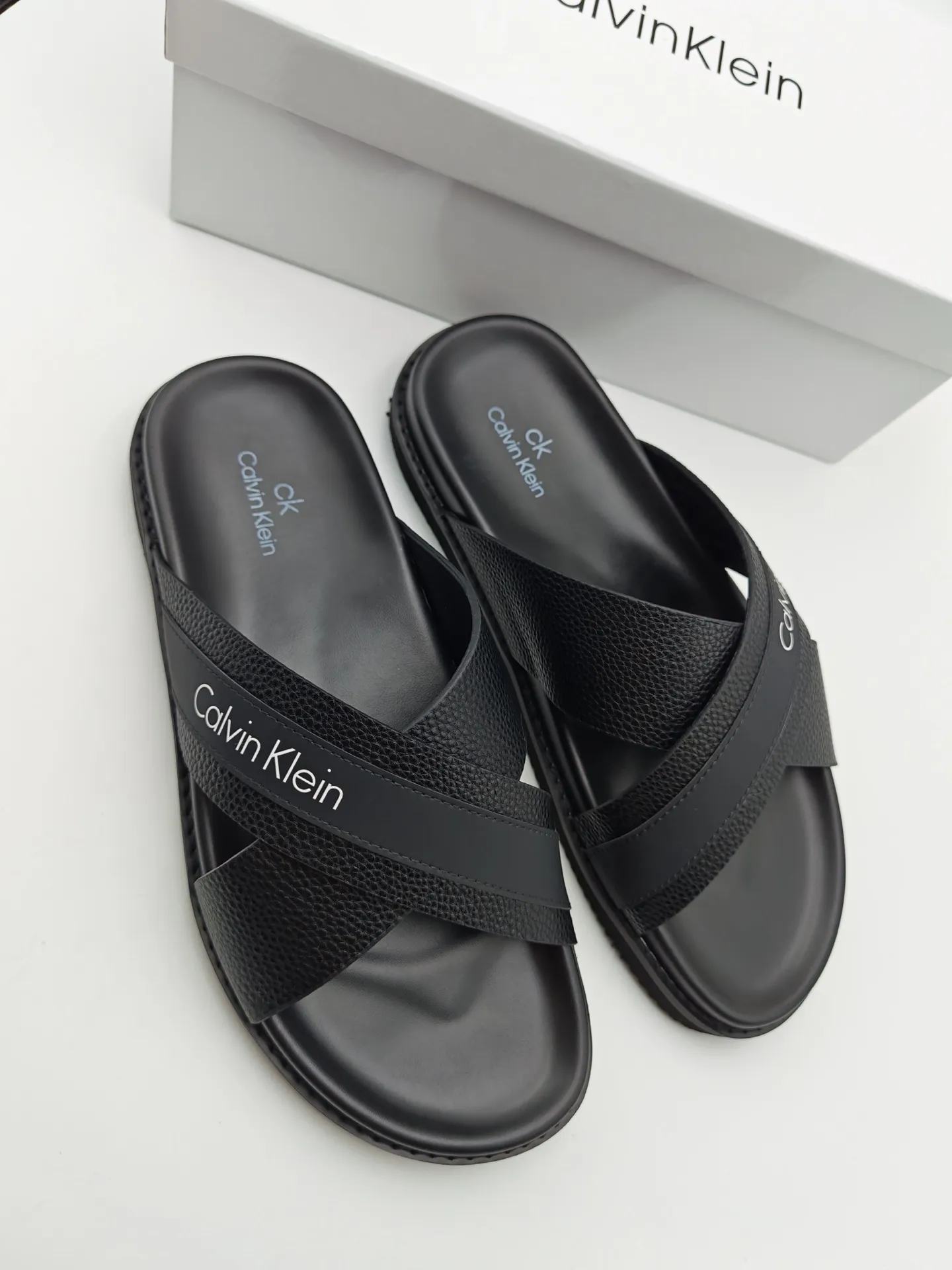 Men's shoes 💰300 Calvin Klein CK men's slippers, the upper of this slipper is made of imported cowhide, and the sole is also imported new EVA material. The foamed ultra-light outsole is more non-slip, three-dimensional and skin-friendly. Available from stock, long-term availability, Size: 38-46 yards.